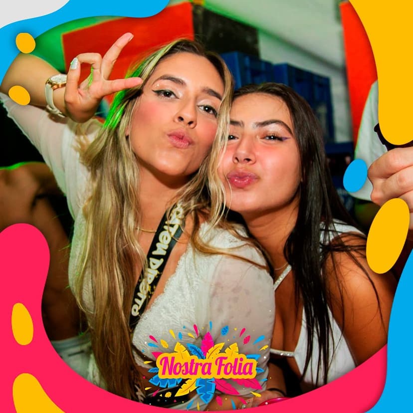 Foto de duas mulheres abraçadas