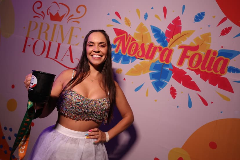 Festa de uma mulher segurando caneca no carnaval da Republíca Cosa Nostra