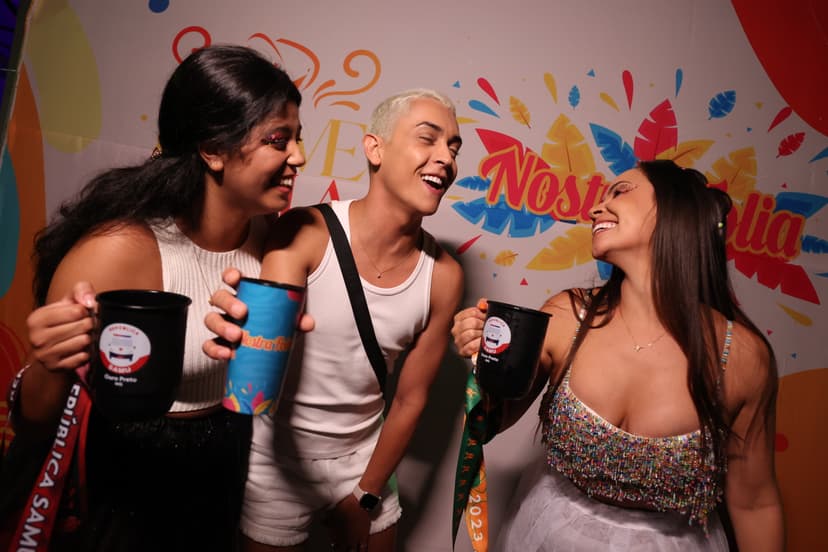 Três amigas sorrindo